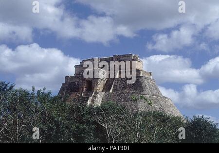 PIRAMIDE DEL ADIVINO FACHADA PONIENTE Cultura Maya. Lage PIRAMIDE