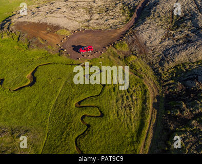 Antenne - Flussbett Landschaft am See Djupavatn, Halbinsel Reykjanes, Island. Stockfoto
