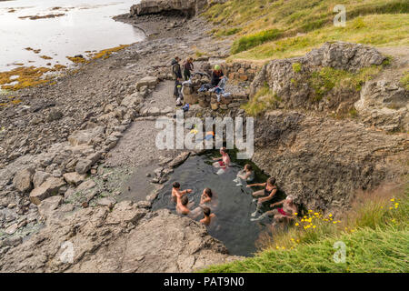 Personen, die einer natürlichen heißen, Flokalundur, Westfjorde, Island Stockfoto