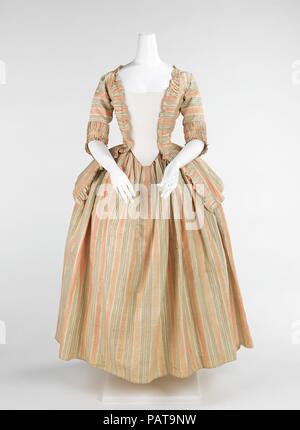 Kleid. Kultur: Französisch. Datum: Ca. 1775. Dies ist ein Beispiel für eine Form der Kleidung, die in den späteren Teil des 18. Jahrhunderts akzeptiert wurde. Das Oberteil ist mehr wie eine Jacke, bekannt als CARACO. Die informellen Sensibilität über Es ist relativ zum Öffnen Roben und freiliegenden Unterröcke der Periode. Die Ärmel sind als sabot Ärmel bekannt, weil sie über das Winkelstück wie ein sabot Schuh passen, auch als Verstopfen bekannt. Museum: Metropolitan Museum of Art, New York, USA. Stockfoto