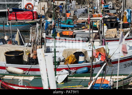 Rustikal, Fischerboote im Hafen angedockt, Camogli, Ligurien, Italien. Stockfoto