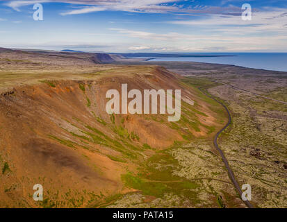 Antenne - Eldborg Krater, Reykjanes, Halbinsel, Island. Dieses Bild ist mit einer Drohne erschossen. Stockfoto