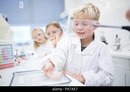 Schüler in Wissenschaft Kategorie experimentieren Stockfoto