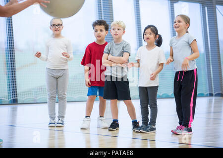 Schülerinnen und Schüler der Gym Class auf Lehrer Stockfoto