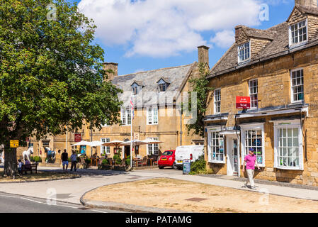 Cotswolds Village Geschäfte und Cafés in der High Street des broadway broadway uk The cotswolds Broadway Worcestershire England GB Europe Stockfoto