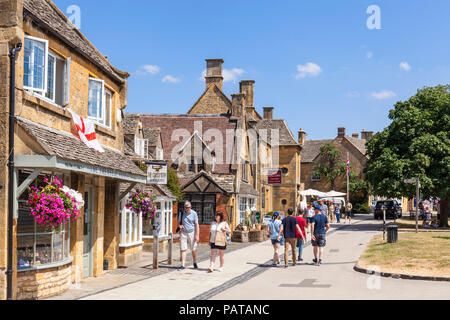 Cotswolds Village Broadway Leute gehen die High Street entlang in broadway High Street broadway uk Cotswolds Broadway Worcestershire England UK Stockfoto