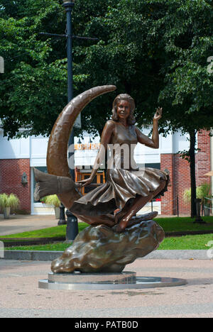 Bronzestatue von Elizabeth Montgomery (mit der amerikanischen sitcom Verhext), Salem, Essex County, Massachusetts, USA Stockfoto