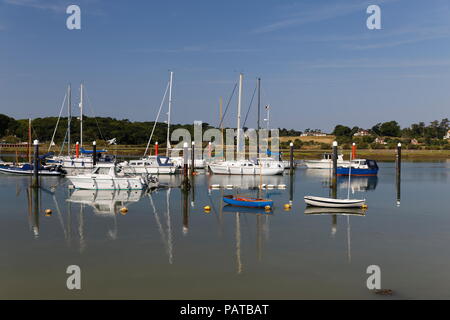 Segelboote auf dem Fluss Yar Yarmouth Isle of Wight Hampshire wider Stockfoto
