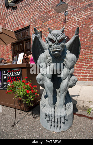 Teufelsstatue vor dem Salem Witch Village Museum, Salem, Essex County, Massachusetts, USA Stockfoto