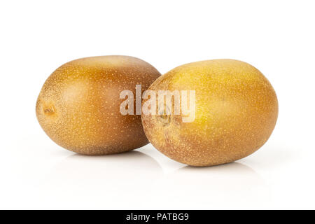 Gruppe von zwei ganze frische Golden Brown Kiwi sungold Vielzahl haarlose isoliert auf weißem Stockfoto