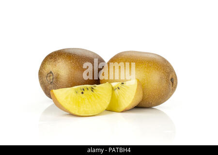 Gruppe von zwei ganze zwei Scheiben frischen Golden Brown Kiwi sungold Vielzahl isoliert auf weißem Stockfoto