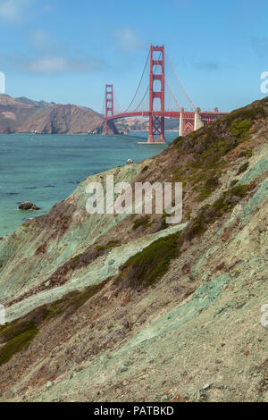 Einzigartige bläulich-grünen serpentinite am Marschall Strand, mit der Golden Gate Bridge im Hintergrund, San Francisco, Kalifornien, USA. Stockfoto