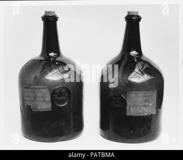 Flasche Wein. Kultur: Britische, wahrscheinlich. Abmessungen: WH. 10 3/8 in. (26,4 cm); Durchm. 5 1/2 in. (14 cm). Datum: Ca. 1800. Museum: Metropolitan Museum of Art, New York, USA. Stockfoto