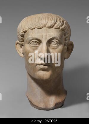 Marmor portrait Leiter der Kaiser Konstantin I. Kultur: Roman. Abmessungen: 37 cm×23×26 cm, 1100 lb. (95,3 × 58,4 × 67,3 cm, 499 kg). Datum: Ca. Chr. 325-370. Konstantin der Große war der erste christliche Kaiser Roms und seiner Herrschaft hatte einen tiefgreifenden Einfluss auf die spätere Entwicklung der römischen, byzantinischen, Welt. Von 325 er in Absichten, das Imperium gelungen war, in das Letzte seiner ehemaligen Kollegen tetrarchic besiegt, der östlichen Kaiser Licinius. Er soll danach eine neue Dynastie zu etablieren und zu einer neuen Hauptstadt Konstantinopel, benannt nach seiner Selbst gefunden. Christia Stockfoto