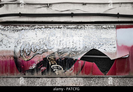 Blass und gebrochene Coca Cola Schild über geschlossen Bar in Spanien Stockfoto