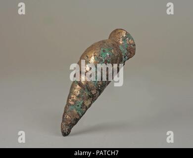 Shell Ornamente. Kultur: Moche (Loma Negra). Abmessungen: H.1 9/16 x 4 1/4 in.-W. (4 x 10,8 cm). Datum: 390-450. Museum: Metropolitan Museum of Art, New York, USA. Stockfoto