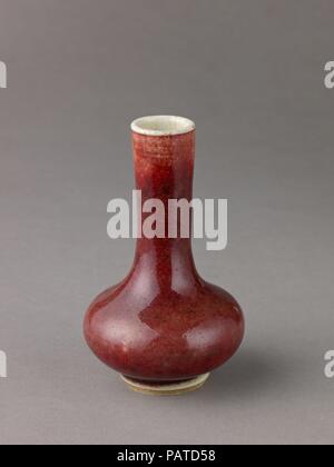 Kleine Vase. Artist: Chinesisch, Qing Dynastie. Kultur: Chinesen. Abmessungen: Höhe: 4 cm. (10,8 cm). Datum: 18. Museum: Metropolitan Museum of Art, New York, USA. Stockfoto