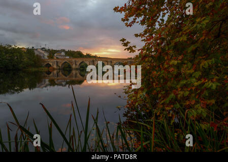 El puente Romano sobre el Río Miño al Atardecer en Lugo, Galizien Stockfoto