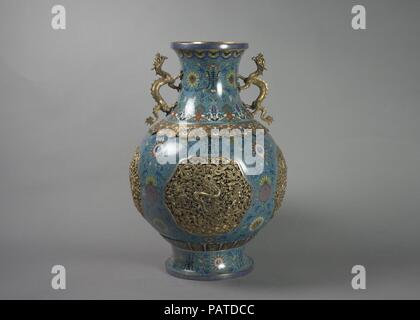 Einer der beiden Vasen mit Drachen Griffen. Kultur: China. Abmessungen: H 18 cm. (46,7 cm). Datum: 19. Die Drachen in den vier openwork Kartuschen auf dieser Vase sind auffallend ähnlich wie bei der Roben in dieser Galerie gefunden und zeigen die ubiquitäre Verteilung der Motive charakterisiert, dass chinesische Kunst, die in der Qing Dynastie. Diese Vase ist wahrscheinlich Teil einer Reihe, die eine andere Vase, Räuchergefäß, und Kerzenständer, die in öffentlichen Räumen und auf ancestral Altäre angezeigt werden würde. Diese Vase ist entworfen, um auf ihrer Basis gedreht werden kann, einen technischen Verschönerung, ist auch (r Stockfoto