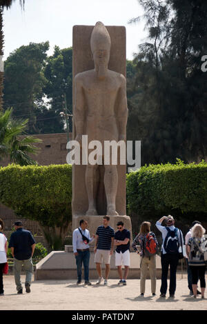 Touristen zeigen Sie eine Statue von Ramses der Große aus antiken Memphis, dargestellt am mit Rahina, Ägypten. Stockfoto