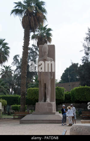 Touristen zeigen Sie eine Statue von Ramses der Große aus antiken Memphis, dargestellt am mit Rahina, Ägypten. Stockfoto