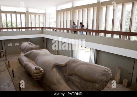 Kalkstein Statue von Pharao Ramses der Große, die im Tempel des Ptah im antiken Memphis stand, in der Nähe des heutigen mit Rahina, Ägypten. Stockfoto