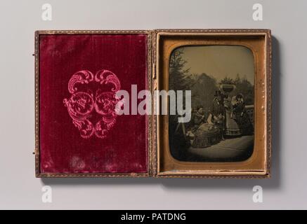 [ Familie posiert auf Bogen Brücke, Central Park, New York]. Artist: Unbekannt (Amerikanischen). Abmessungen: Bild: 12 x 8,7 cm (4 3/4 x 3 7/16 in.) Platte: 14 x 10,8 cm (5 1/2 x 4 1/4 in.) Fall: 2 x 15,2 x 12 cm (13/16 x 6 x 4 3/4 in.). Datum: 1865-1875. Museum: Metropolitan Museum of Art, New York, USA. Stockfoto