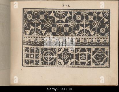 Prima Parte de' Fiori, e Disegni di varie Sorti di Ricami Modernisieru, Seite 16 (recto). Autor: Giovanni Battista Ciotti (Italienisch, geboren Siena, Ca. 1560). Abmessungen: Insgesamt: 5 5/16 x 7 5/16 in. (13,5 x 18,5 cm). Erschienen in: Venedig. Herausgeber: Francesco de' Franceschi (Italienisch, Aktiv 16. Jahrhundert). Datum: 1591. Von Giovanni Battista Ciotti, veröffentlicht von Francesco de' Franceschi, Italienisch, Aktiv 16. Jahrhundert geschrieben. Von oben nach unten und von links nach rechts: Design aus 3 horizontalen Registern. Startseite Registrieren ist mit 2 Ebenen der Quadrate, mit floralem Muster verziert sind. Mitte Stockfoto