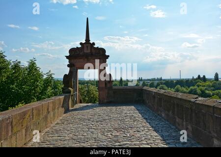 Stone Gate vor der Treppe mit Kopfsteinpflaster und Wand auf der Burg in Aschaffenburg, Bayern, Deutschland Stockfoto