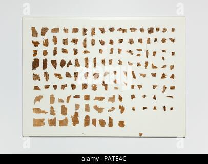 Papyrus Fragmente aus dem Buch der Toten des Schreibers Roy. Dynastie: Dynasty 18, Ende oder Anfang 19. Herrschaft: haremhab oder später. Datum: Ca. 1323-1295 v. Chr., möglicherweise. Diese Fragmente stammen aus einem Buch von Hervorkommen, die gemeinhin als ein Buch der Toten, einem Schreiber namens Roy bekannt. Diese offizielle lebte während der späten 18. oder frühen 19. Jahrhundert, während der Herrschaft von Haremhab oder später wahrscheinlich. Sagte gefunden worden, um mit einem Herzen Skarabäus (21.2.19 - Deaccessioned) und eine doppelte Ba-bird Amulett (21.2.20) haben, der Papyrus, aus denen diese Fragmente kommen würde, mit Roy begraben haben, bedeutete magic Stockfoto