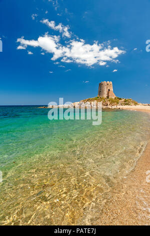 Alte Turm am Strand in Torre di Bari, Sardinien, Italien Stockfoto