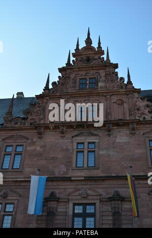 Giebel von Schloss Johannisburg in Aschaffenburg, Deutschland, Bayern, mit blauer Himmel Stockfoto