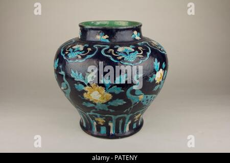 Jar. Kultur: China. Abmessungen: H. 13in. (33 cm). Museum: Metropolitan Museum of Art, New York, USA. Stockfoto