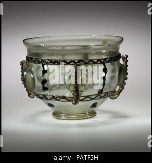 Glasschale. Kultur: Späte römische. Abmessungen: Insgesamt: 3 11/16 x 4 13/16-in. (9,3 x 12,2 cm). Datum: 375-425. Museum: Metropolitan Museum of Art, New York, USA. Stockfoto