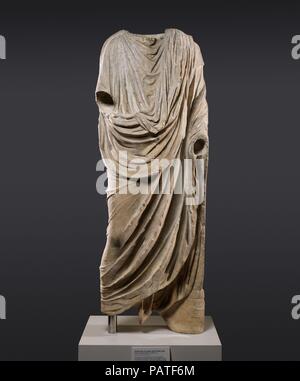 Marmor statue einer togatus (Mann mit einer Toga). Kultur: Roman. Abmessungen: H.72. (182,9 cm). Datum: 1. Jh. N.CHR.. Dieser Mann trägt eine Tunika und darüber einen Toga, die typische römische Kleid. Die Toga, einer Länge von Wollstoff mit abgerundeten Kanten, hatte das traditionelle Gewand der Römer Seit Jahrhunderten, sondern durch den späten ersten Jahrhundert v. Chr., war es Rückgang in der Popularität. Als Teil seiner Bemühungen alte Werte und Bräuche wieder aufleben zu lassen, dem Kaiser Augustus, der Toga eine Art inoffizielle Zustand Kleid, dass alle Bürger benötigt wurden, in das Forum zu tragen. Eine zylindrische Leder Box für Stockfoto