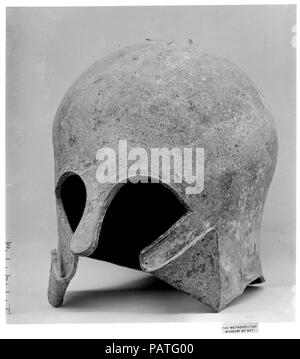 Bronze Helm der Korinther Art. Kultur: Griechisch, KORINTHISCHEN. Abmessungen: H. 8 1/2 in. (21,6 cm). Datum: Ende 7.-6. vorchristlichen Jahrhundert. Dieser Helm gehört zu einer Gruppe, die sehr fein ausgeführt, Bordüren, insbesondere eine Band von Spiralen. Museum: Metropolitan Museum of Art, New York, USA. Stockfoto