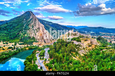 Luftaufnahme von Sisteron mit seiner Zitadelle und Le Rocher de la Baume. Provence, Frankreich Stockfoto