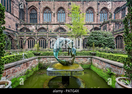 Skulptur und Wasserspiel in der Kathedrale von Chester, Chester, Cheshire, UK am 13. Mai 2017 getroffen Stockfoto