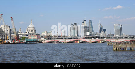 Blick Richtung Geschäftsviertel der Stadt entlang der Themse in London auf einer sonnigen April Abend Stockfoto