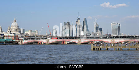 Blick Richtung Geschäftsviertel der Stadt entlang der Themse in London auf einer sonnigen April Abend Stockfoto