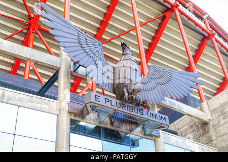 Eagle Skulptur am Eingang von Benfica Stadion in Lissabon. Stockfoto