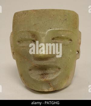 Maske. Kultur: Teotihuacan. Abmessungen: Insgesamt: 5 1/4 x 4 3/4 in. (13.34 x 12.07 cm) Andere: 4 3/4 in. (12,07 cm). Datum: 4.-8. Jh.. Es gab keine Tradition der Portraitmalerei in der großen zentralen Mexiko City von Teotihuacan, aber Masken mit der Darstellung der menschlichen Gesicht sind reichlich in der Style mit dem Standort verknüpft. Mit seinen geometrisch erzeugt horizontale Braue, dreieckige Nase, und ovale Augen und Mund, diese Maske zeigt die idealisierte Gesichtsform, die als Symbol zu funktionieren scheint, ähnlich wie bei anderen standardisierten Motive in der Kunst von Teotihuacan vorhanden. Die Vertiefungen der Augen und der Mund s Stockfoto