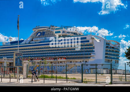 Lissabon Portugal. 01. Mai 2018. Große luxuriöse Kreuzfahrtschiff Sapphire Princess angedockt in Lissabon Stockfoto