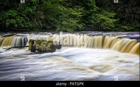 Dramatische Schuß von tobenden Wasser nach unten kaskadieren Fluss Stockfoto