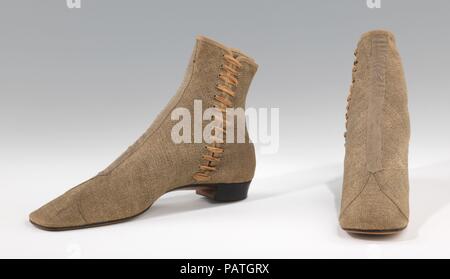 Stiefel. Kultur: Wahrscheinlich Amerikanische. Datum: 1865-75. Utilitaristische Schuhe waren oft verschlissen und weggeworfen, so dass es Glück ist ein qualitativ gutes Exemplar in gutem Zustand zu finden. Dieses Paar Wanderschuhe ist in Ordnung, aber nicht besonders modern. Die seitliche Schnürung hatte seit 30 Jahren vorherrschende gewesen, aber der Stil in den 1860er Jahren zu den vorderen Schnürung. Tuch Oberteil waren auch Standard bei älteren Damen Stiefel; alle - Oberleder nicht üblich geworden, bis 1860. Museum: Metropolitan Museum of Art, New York, USA. Stockfoto