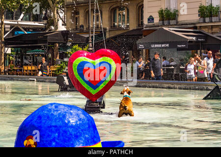 Ein Hund spielt in der strawinsky Brunnen, neben dem Centre Pompidou, Paris, Frankreich Stockfoto