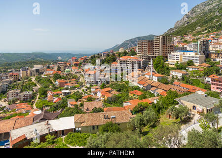 Kruja, Albanien - 24. Juni 2014: Blick von Kruja Schloss von Altstadt im schönen, sonnigen Tag. Stadt im Zentrum von Albanien in der Nähe von Tirana. Stockfoto