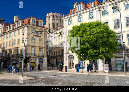 Lissabon, Portugal, 29. April - 2018. Menschen gehen in Dom Pedro IV, auch genannt Rossio, in Lissabon, Portugal Stockfoto