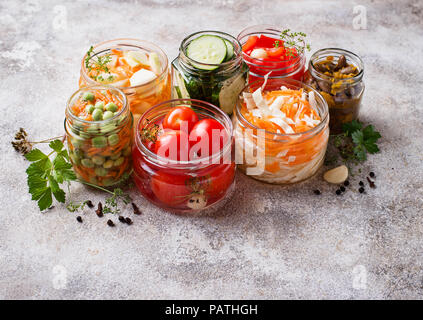 Fermentierter Lebensmittel. Konservierte Gemüse in Gläsern Stockfoto