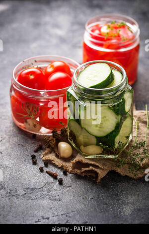 Sortiment von eingelegtem Gemüse in Gläsern Stockfoto